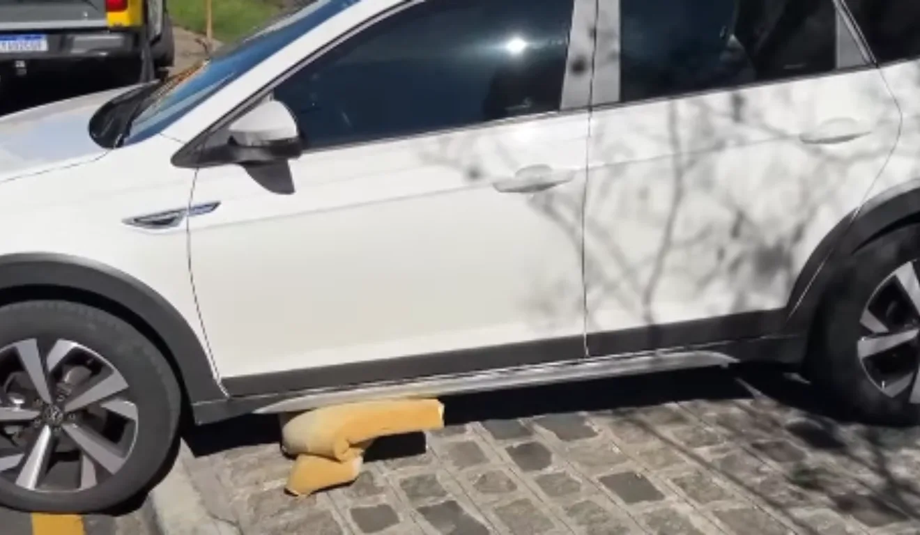 Imagem do colchão em que a vítima dormia, embaixo do veículo branco.