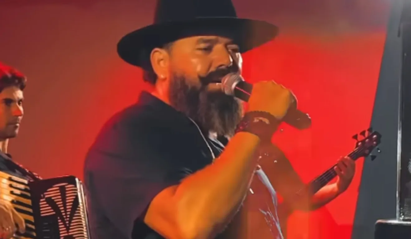 Homem barbudo com microfone na mão