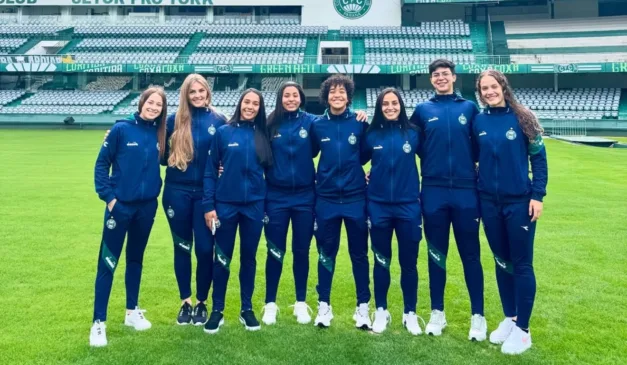 Equipe feminina do Coxa no Couto Pereira. (Foto: Jéssica Dombrowski | Coritiba)