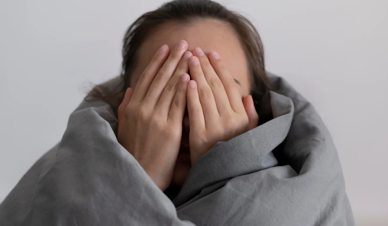 Imagem de uma mulher preocupada.