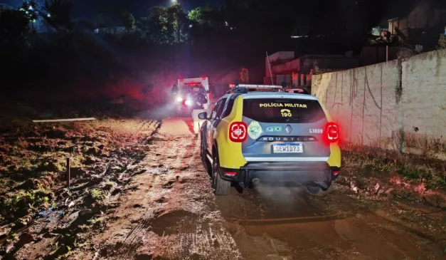 homem suspeito de roubar quatro celulares em assaltos a pedestres na CIC, junto com três comparsas, morre em confronto coma PM na Rua Jornalista Pedro Viana, na região conhecida como Morro do Piolho, em Curitiba