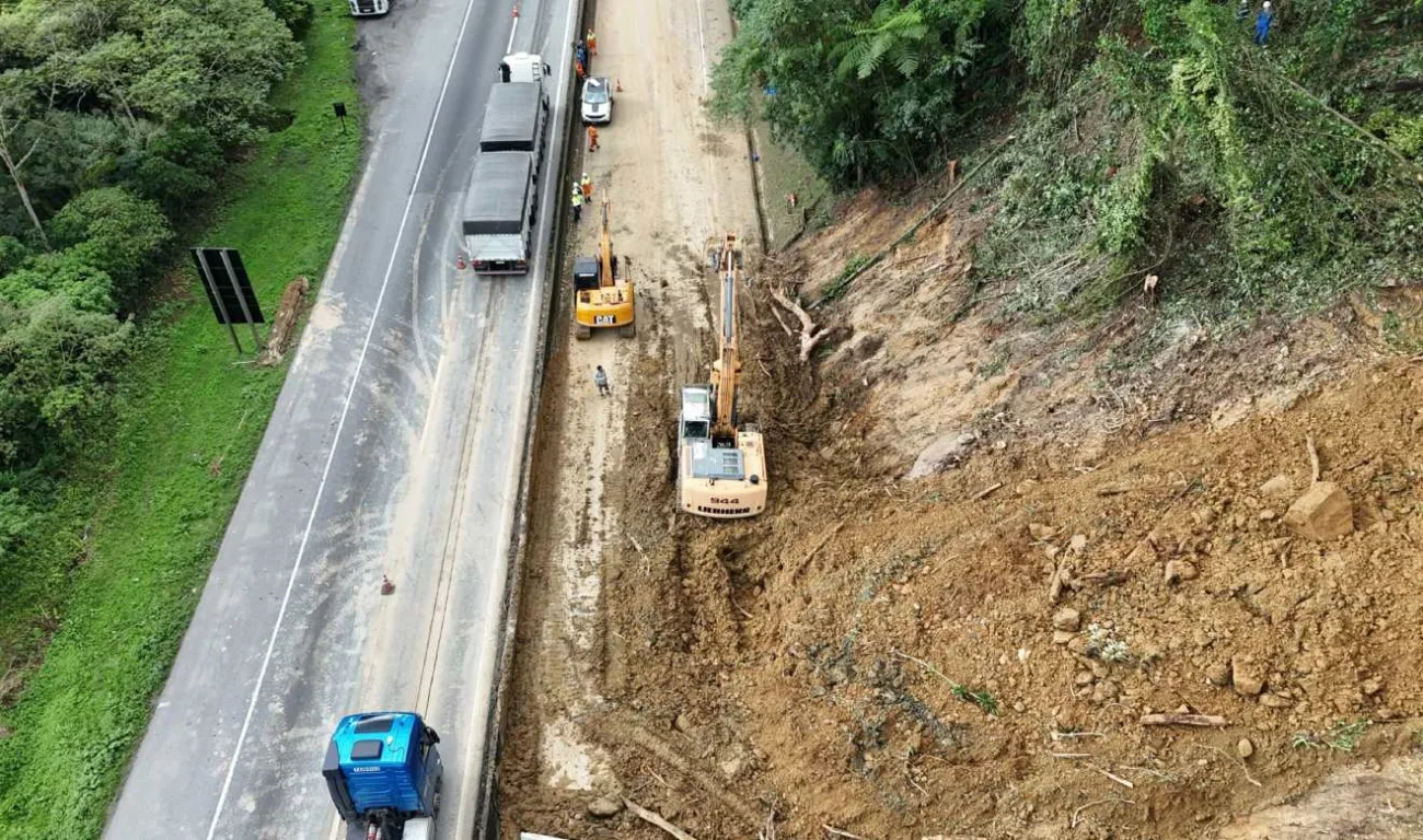 caminhão removendo terra do trecho