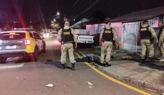 Polícia Militar em torno de Julio, vítima de agressão em Curitiba