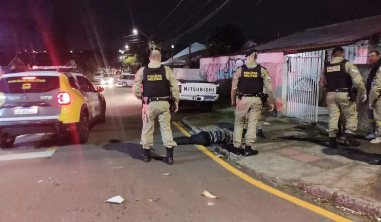 Polícia Militar em torno de Julio, vítima de agressão em Curitiba