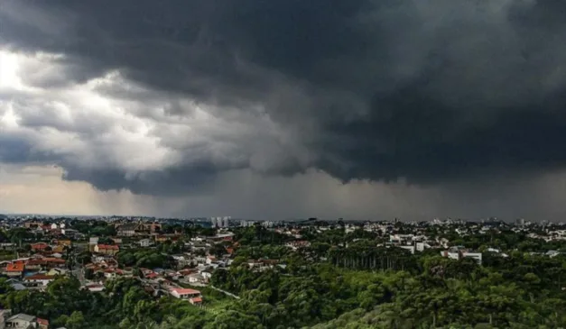 Céu com tempestade para cair