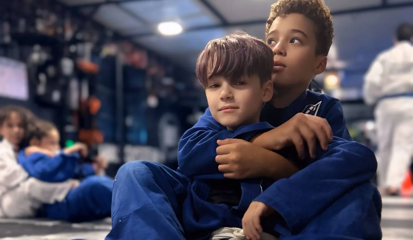 Os alunos Kauã e Heitor desenvolvem no tatame muito mais que apenas técnicas das artes maciais