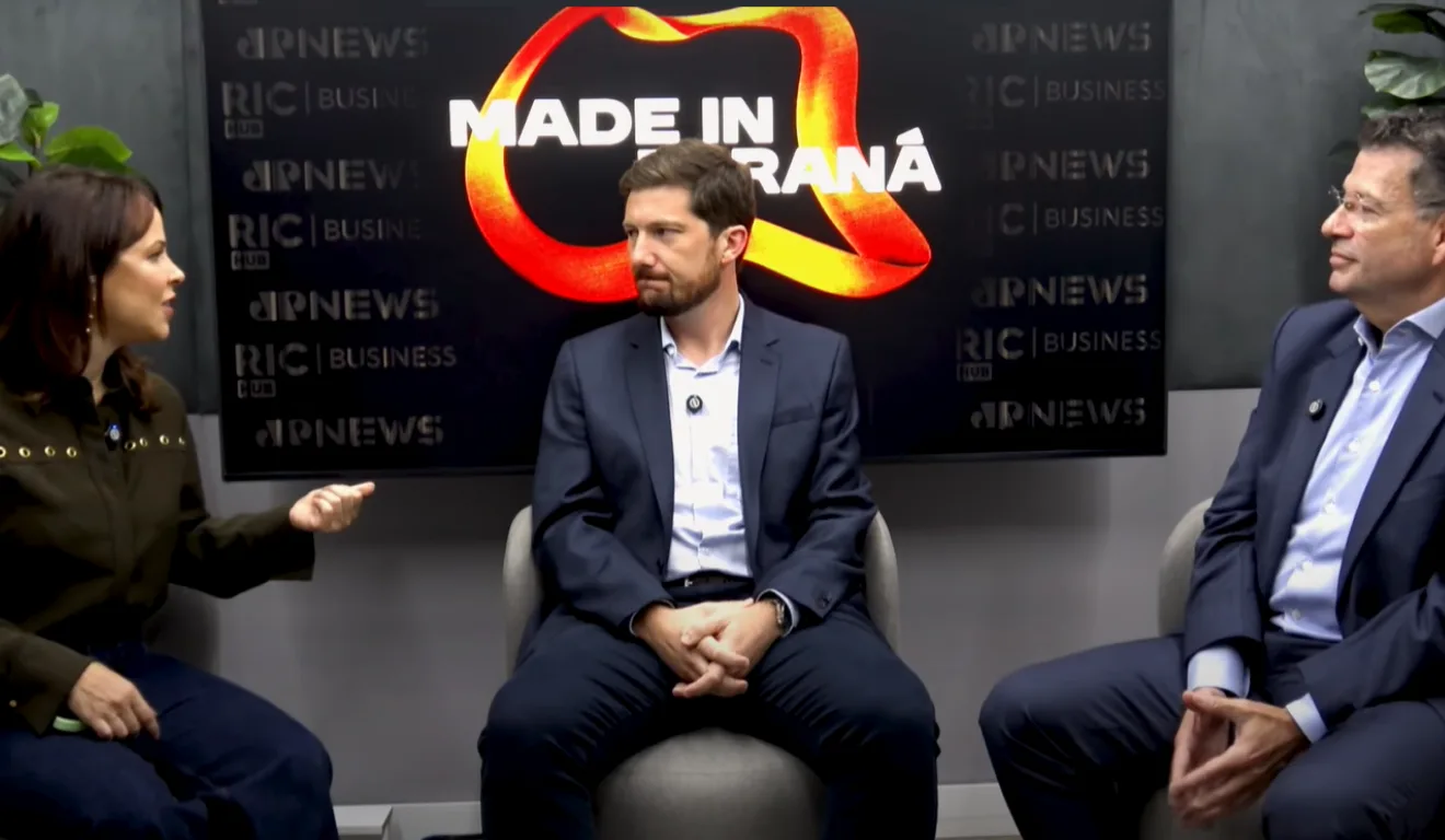 Imagem do Rodrigo Duck sendo entrevistado por Rafaela Moron e Eduardo Bekin.