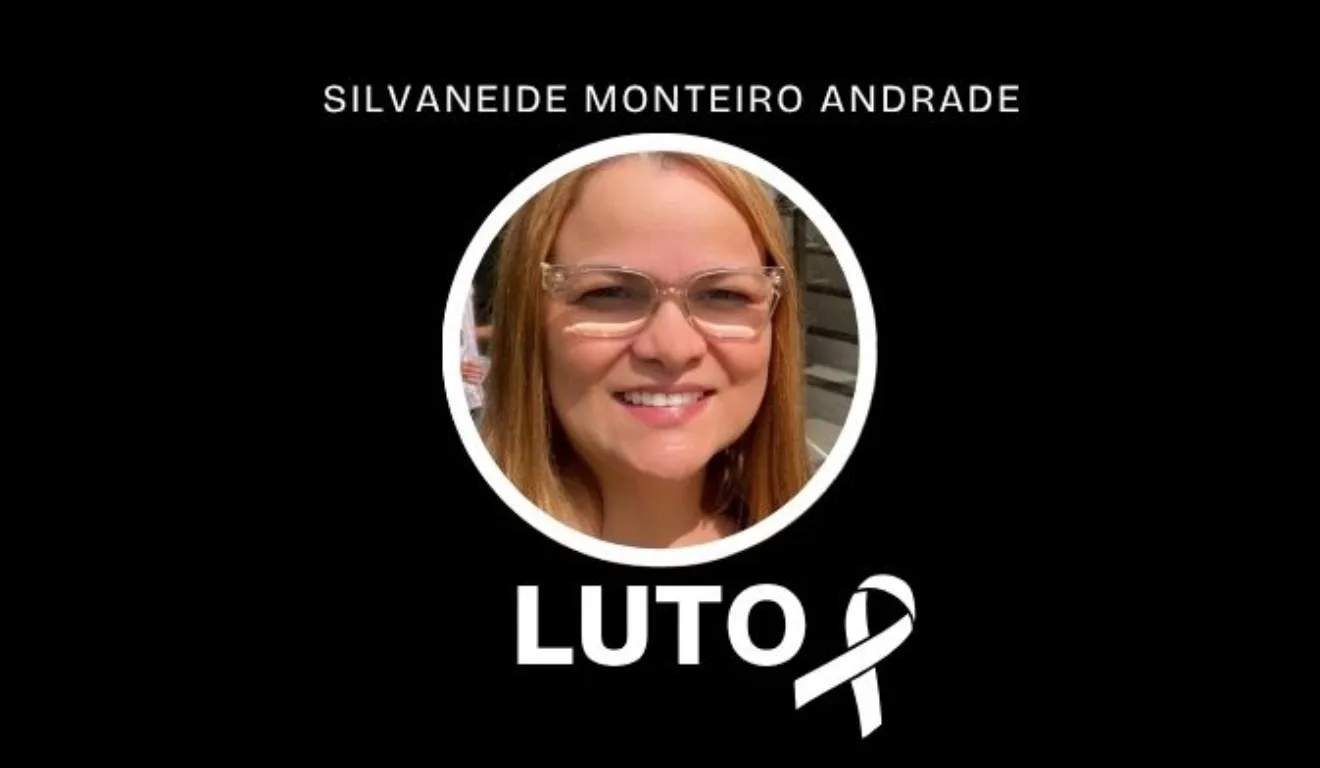 Mulher sorrindo em foto de natal