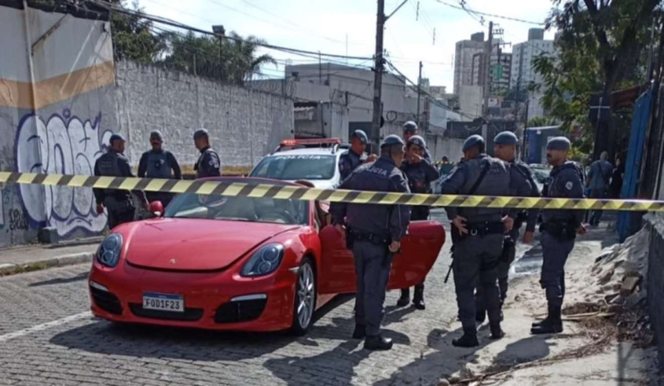 Porsche vermelho no local do assassinato.