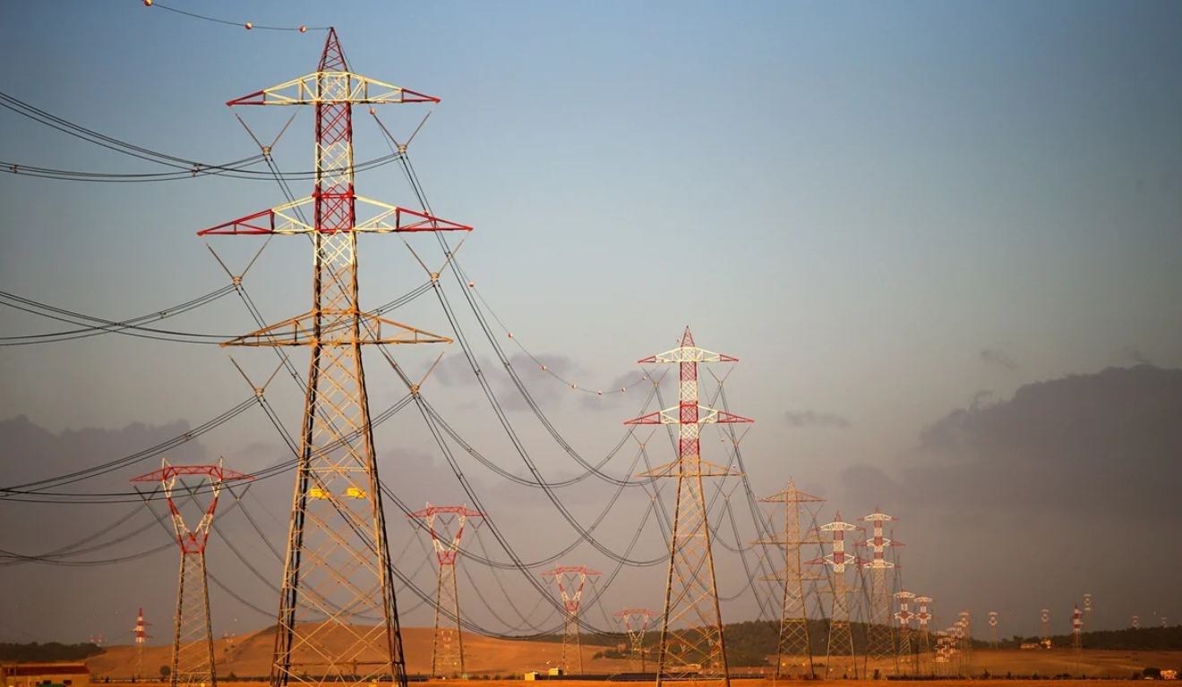 Linhas de transmissão de energia. 