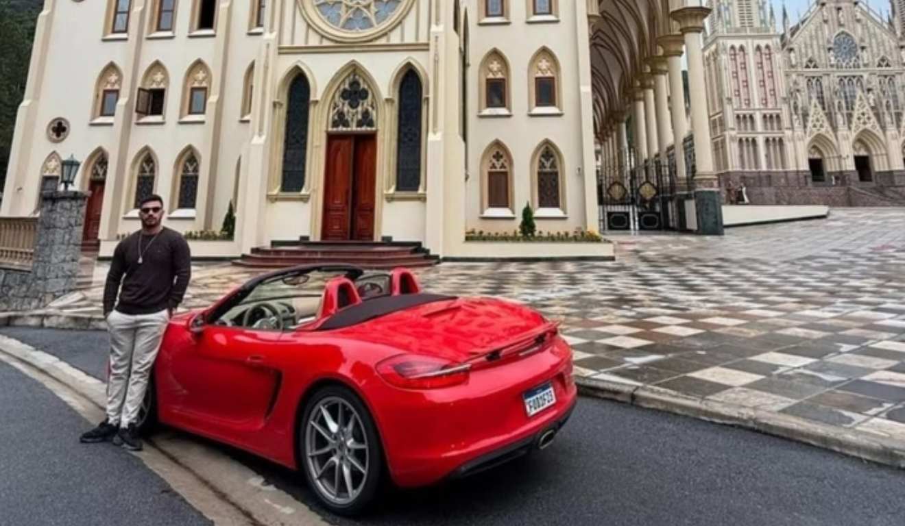 Porsche vermelho no local do assassinato.