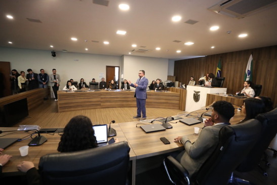 Parlamento Universitário 2025 movimenta a Assembleia Legislativa com estudantes de todo o Paraná