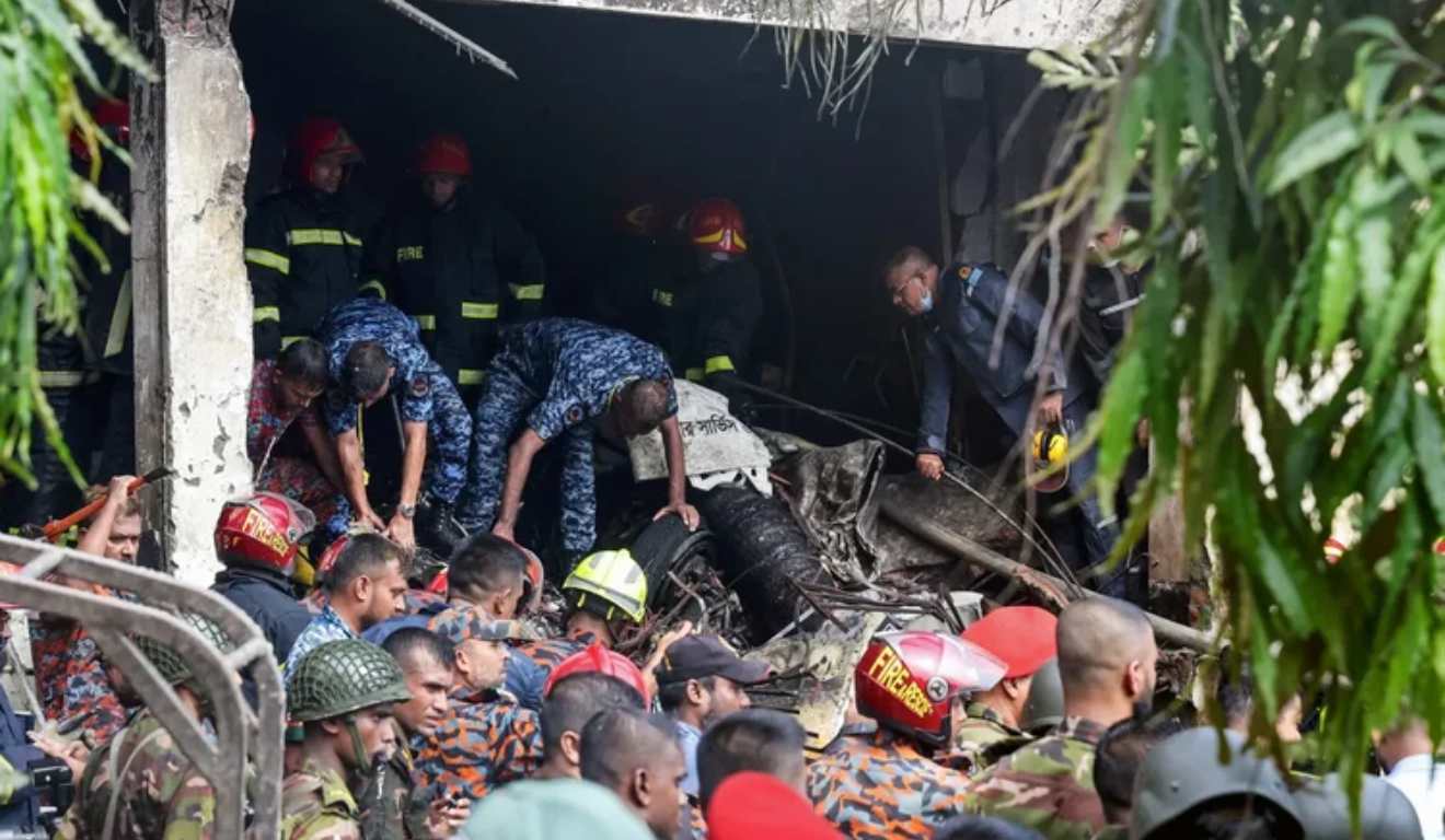 Destroços após a queda de avião. 