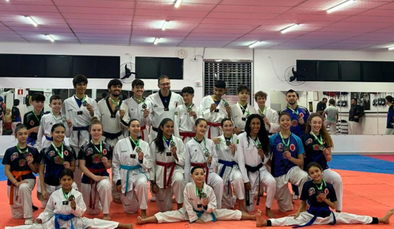 Imagem de 23 atletas com as medalhas conquistadas