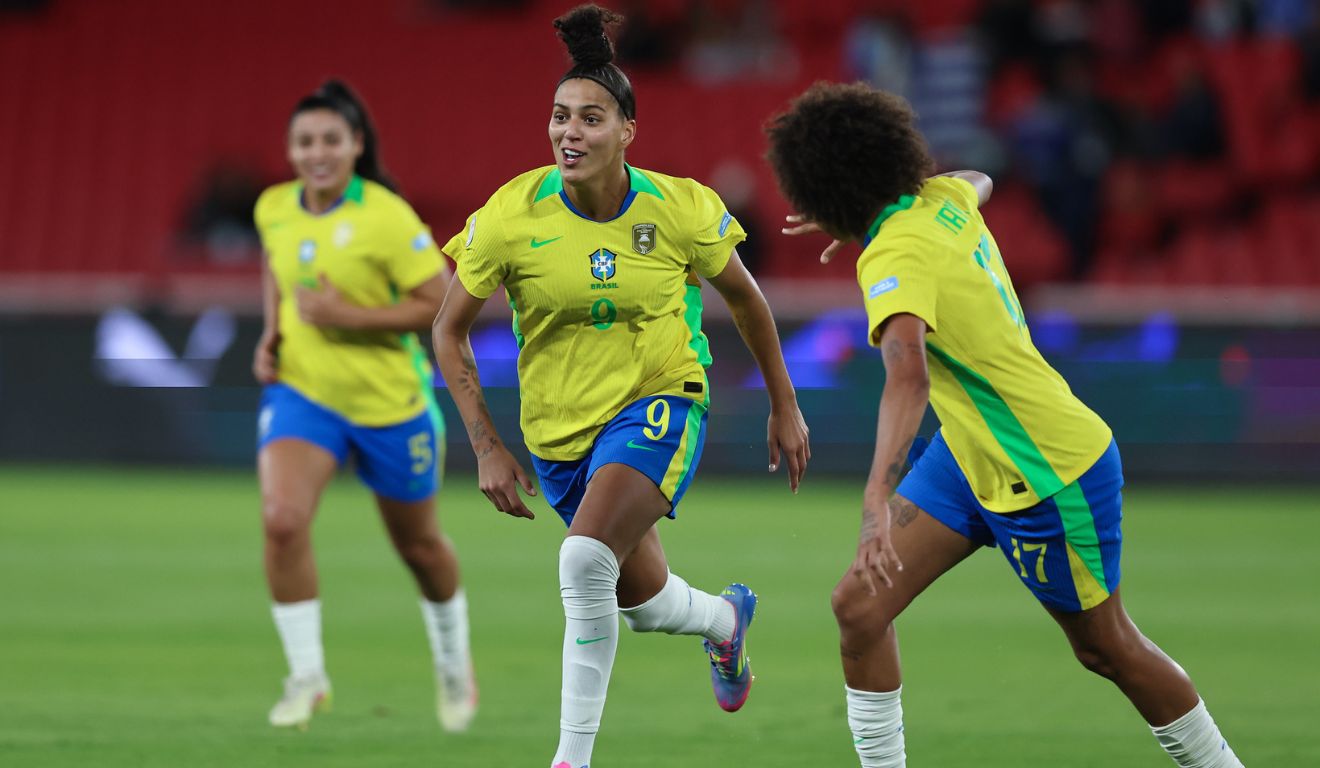 Amanda Gutierres comemora gol feito na semifinal (Foto: Lívia Villas Boas/CBF]
