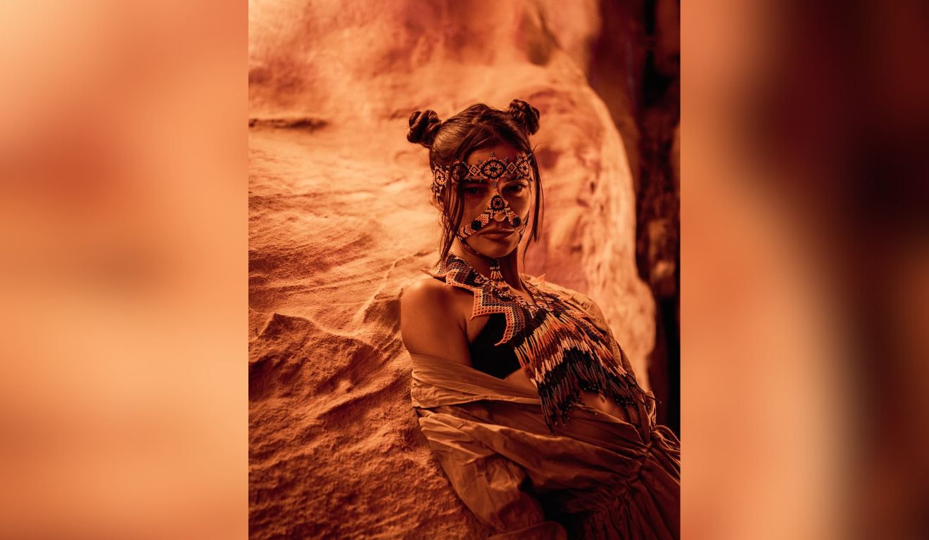 Atriz que mudou de nome posa no Egito