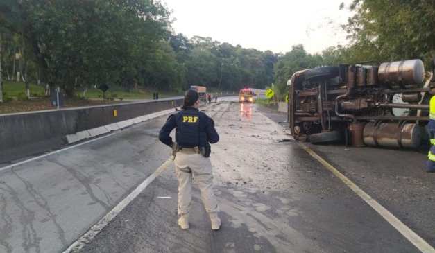 BR-277 interditada e com equipes da PRF após caminhão tombar e pegar fogo