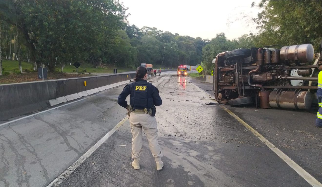 BR-277 interditada e com equipes da PRF após caminhão tombar e pegar fogo