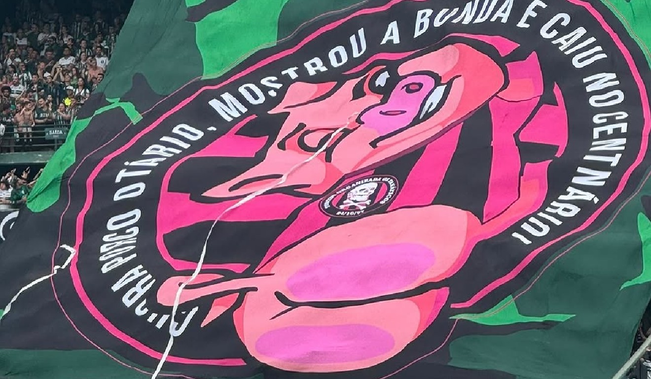 Bandeira da Império Alviverde, torcida do Coritiba, provocando o Athletico