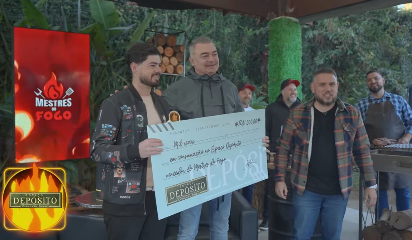 Luiz Felipe Garcia recebe premiação batalha do fogo do mestres do fogo