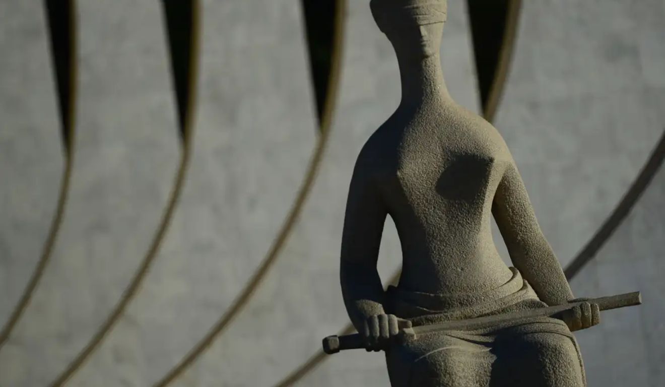 Estátua da Justiça no STF; Câmara aprovou novos cargos comissionados na Corte