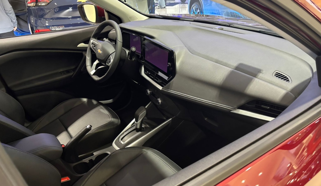Interior do Chevrolet Tracker 2026 com painel moderno e central multimídia dupla