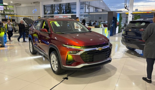 Chevrolet Tracker 2026 na cor vermelha em exposição na concessionária
