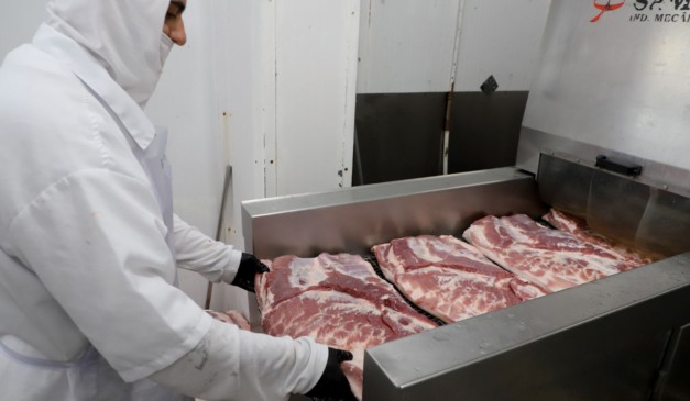 Funcionário de frigorífico trabalha no corte de carne suína; Chile poderá importar proteína do Paraná