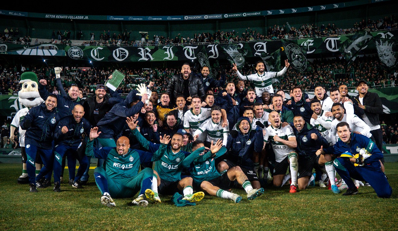 Jogadores do Coritiba comemoram vitória na Série B