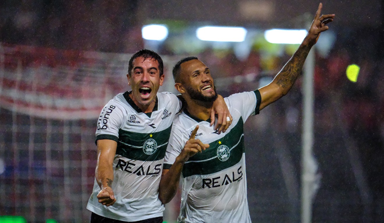 Coritiba comemora gol contra o CRB