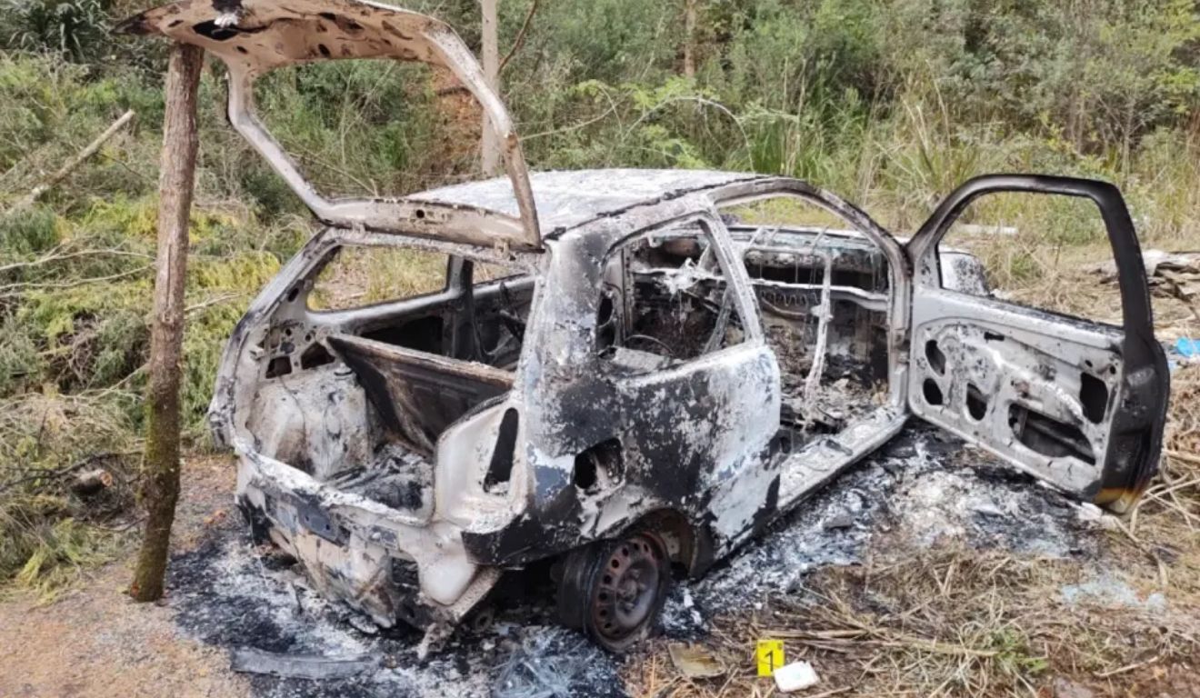 Carro carbonizado em Quatro Barras; corpo foi encontrado no porta-malas