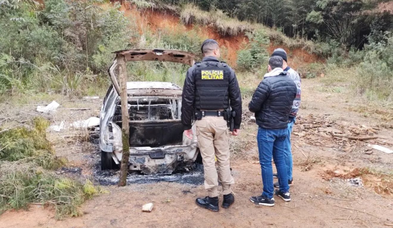 Carro carbonizado em Quatro Barras; corpo foi encontrado no porta-malas