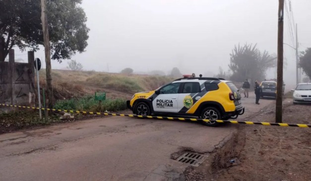 Viatura da PM próxima ao local em que corpo mutilado foi encontrado em Curitiba
