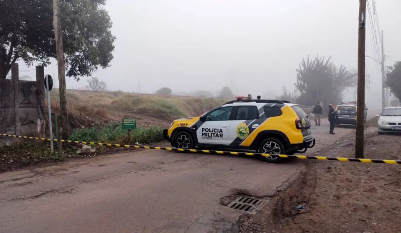 Viatura da PM próxima ao local em que corpo mutilado foi encontrado em Curitiba