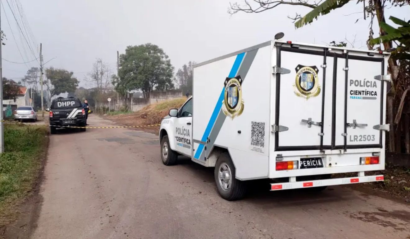 Viatura do IML próxima ao local em que corpo mutilado foi encontrado em Curitiba