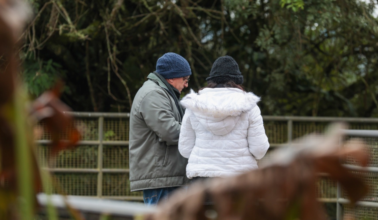 Homem e mulher caminhando em um dia frio em Curitiba