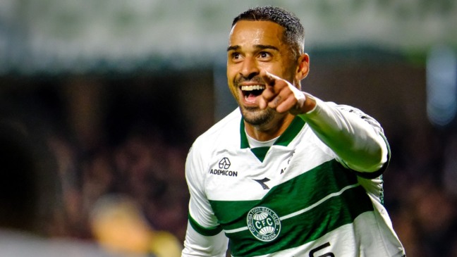 Dellatorre comemora gol em Coritiba x Volta Redonda