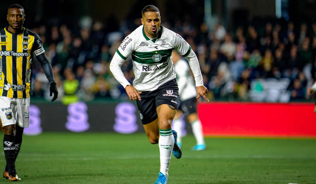 Dellatorre comemora um dos gols em Coritiba x Volta Redonda