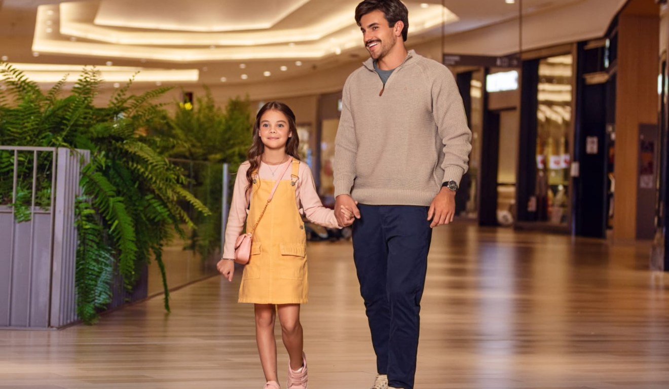 pai e filha passeando no jockey plaza shopping