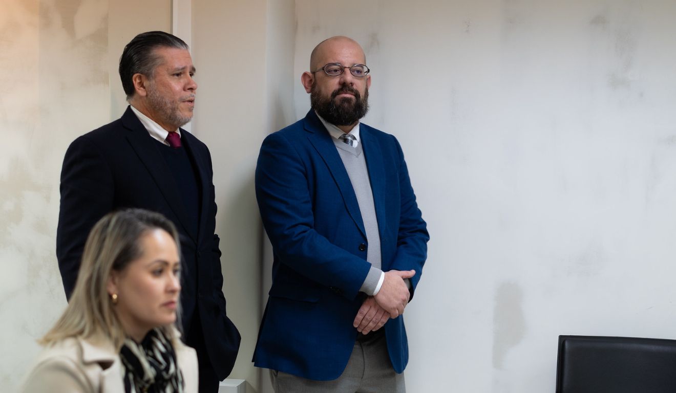 Eder Borges acompanhado de assessor durante votação contra ele por nepotismo na Câmara de Curitiba