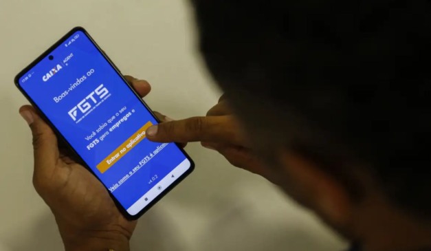 Pessoa com aplicativo do FGTS no celular