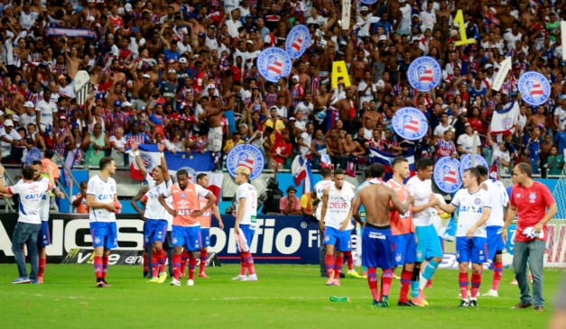 Jogadores do Bahia comemoram o acesso em 2016