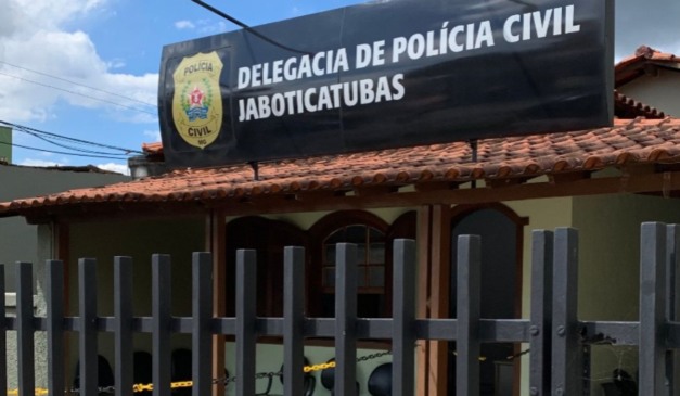 Delegacia da Polícia Civil em que filho que esfaqueou padrasto - que jogou cerveja na mãe do agressor, foi preso