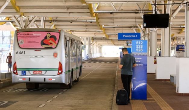 Passageiro aguarda ônibus em terminal de Maringá; greve entrou no segundo dia na cidade e região