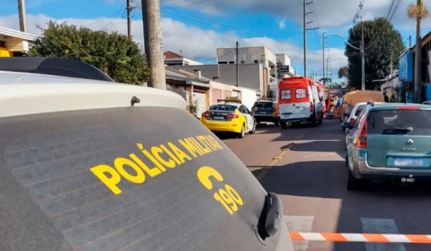 Viatura da Polícia Militar em local em que homem matou outro a pauladas e tentou atacar policiais