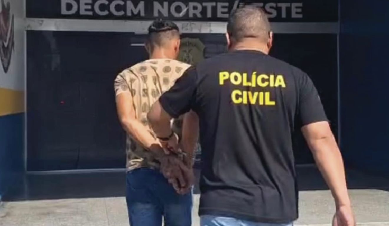 Homem preso pela Polícia Civil após esfregar medida protetiva no rosto de ex-namorada