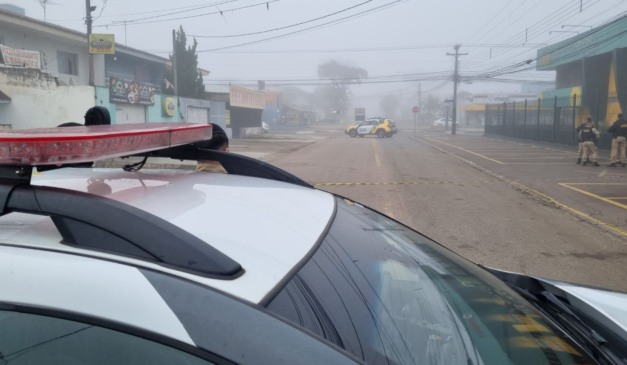 Viatura da Policia Civil e ao fundo viatura da Polícia Militar; ambas no local em que homem morreu ao chegar ao trabalho