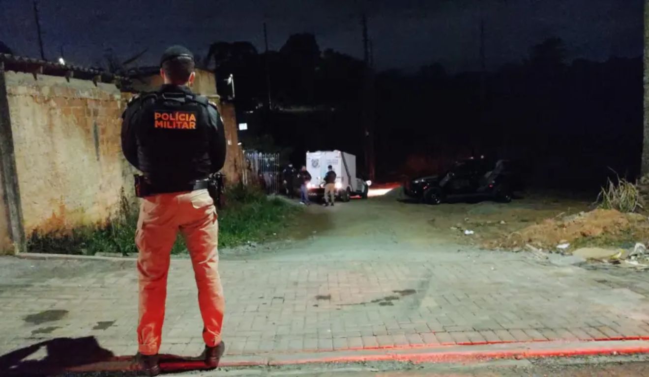 Policial militar no local em que homem trocou tiros com a polícia e morreu