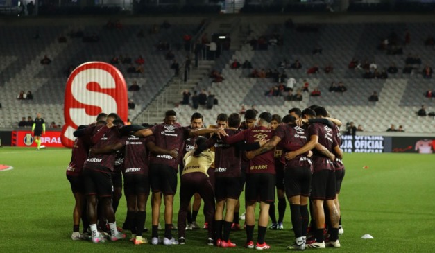 Jogadores do Athletico na Arena da Baixada