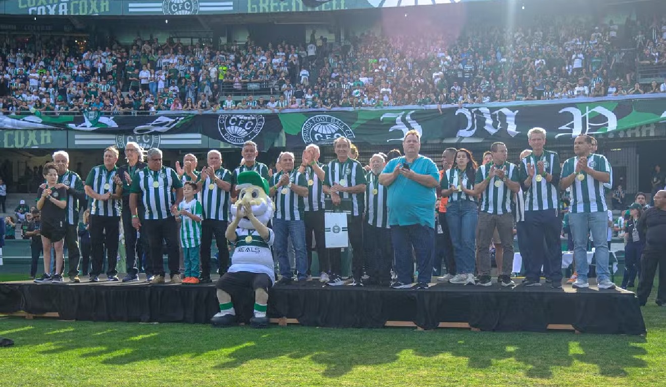 Jogadores do Coritiba campeões em 1985 em festa no Couto Pereira